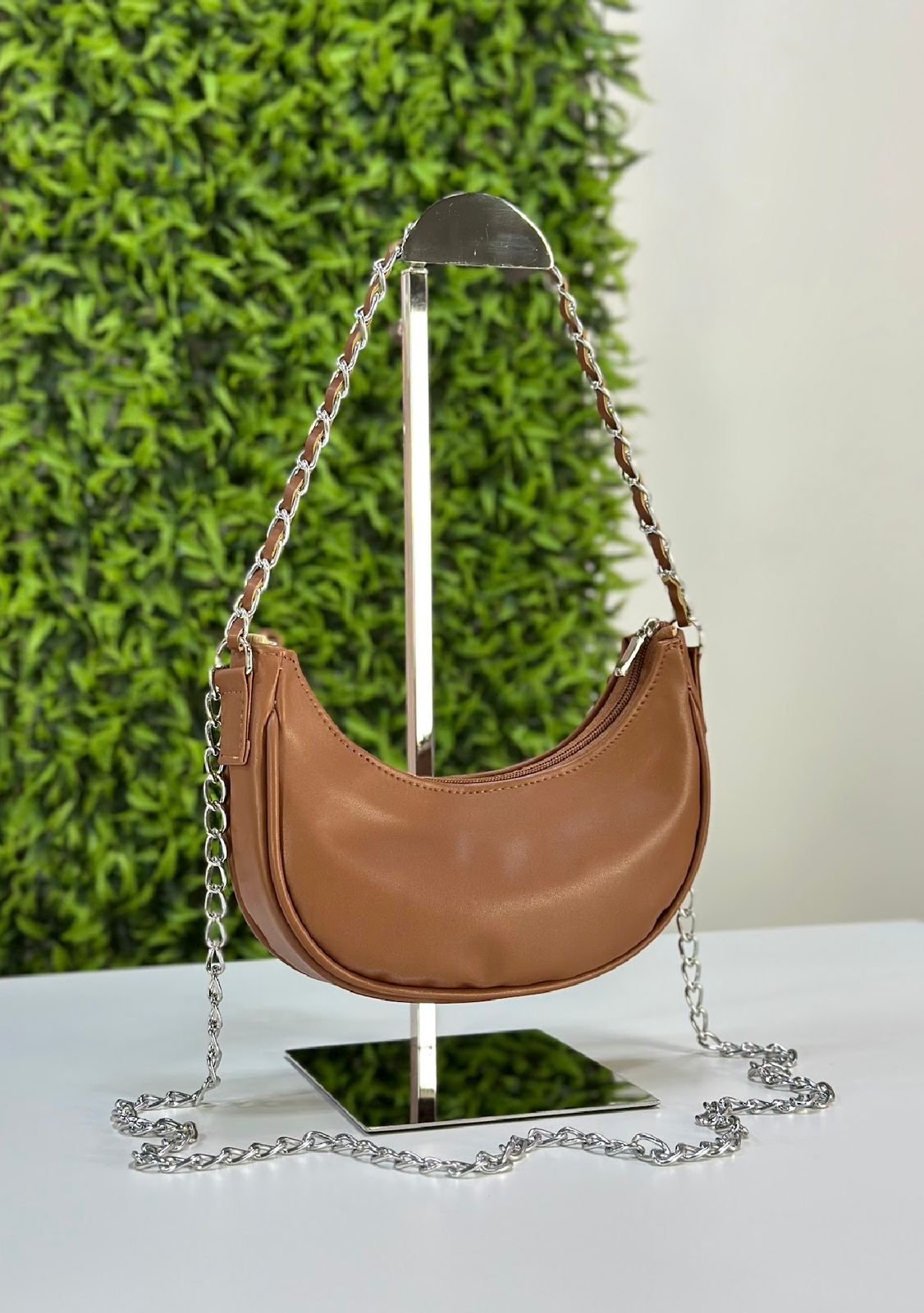 Bolsa Meia Lua — Alça de Ombro com Correntaria - Imagem 2