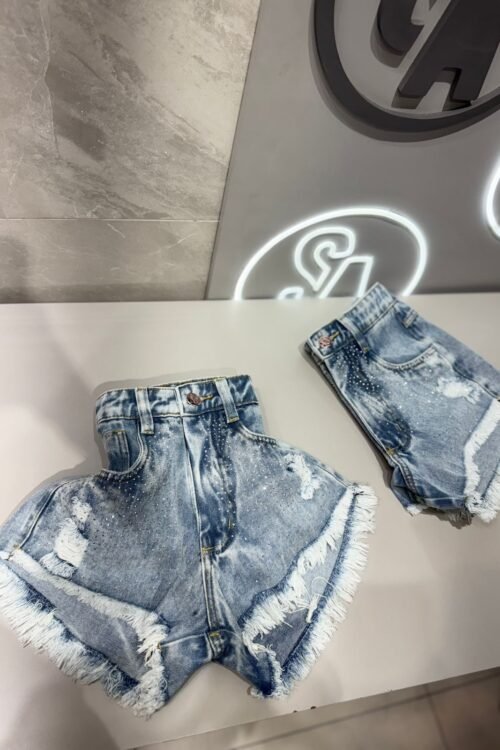 Shorts Jeans Sensação com Strass Barra Desfiada