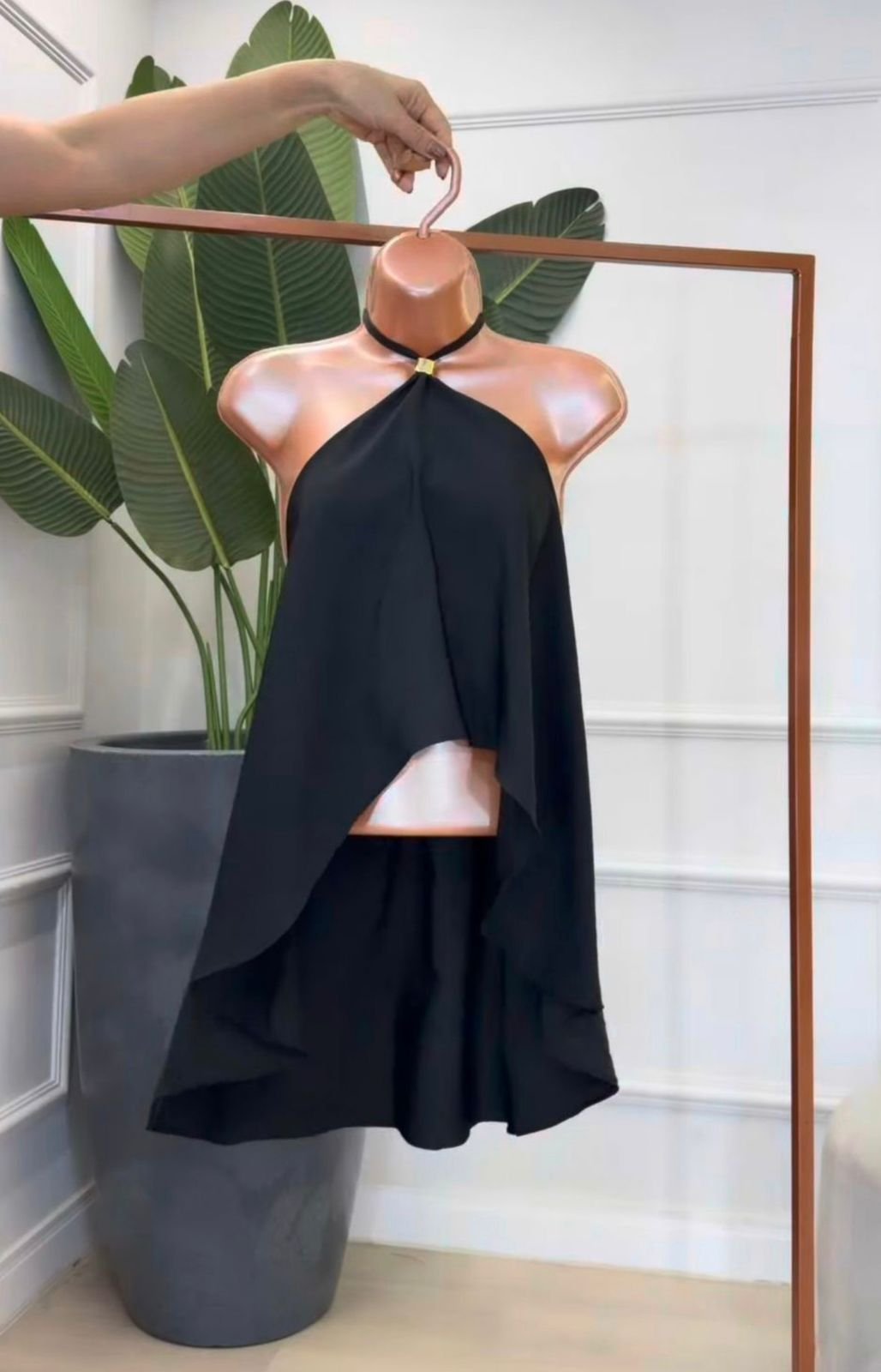 Bata Assimétrica com Pingente Dourado